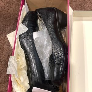 Never been worn Naturalizer N5 Comfort small heel.